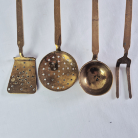 Set Antiek Messing Keukengerei met Wandrek