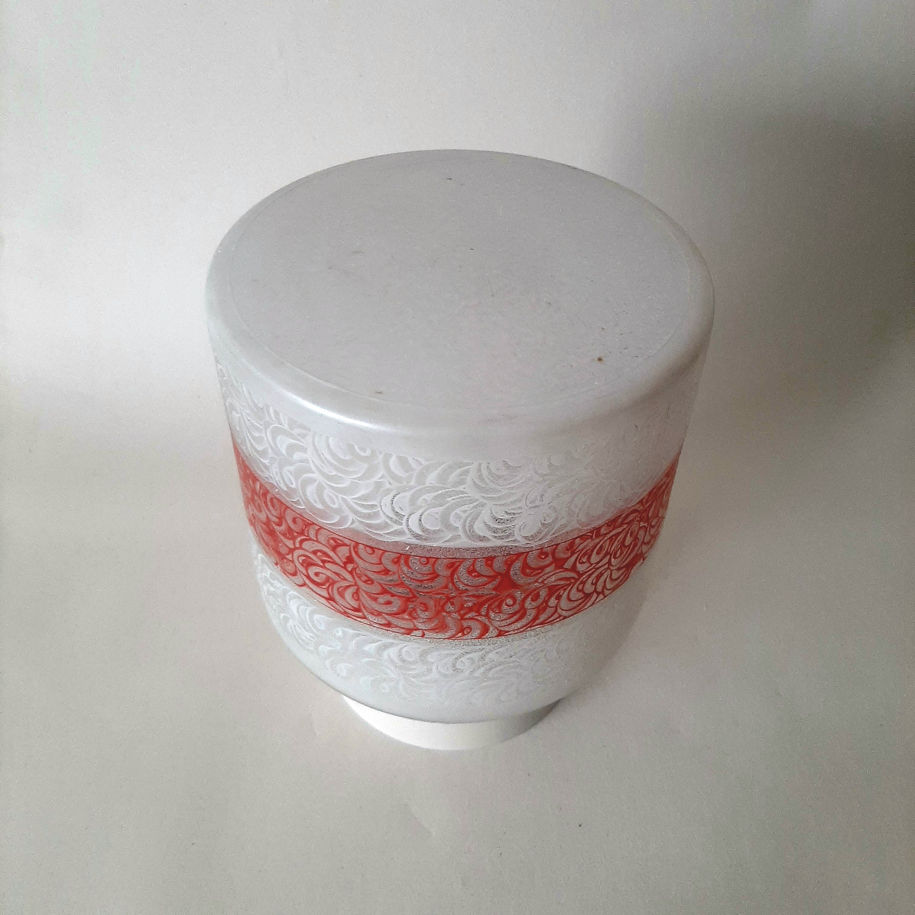 Jaren 60 plafonniere wit met rood, plafondlamp