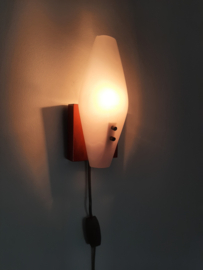 Jaren 70 wandlamp oranje met kunststof kap