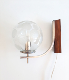 Jaren 60 wandlamp, metaal met glazen bol