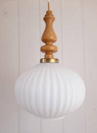 Vintage hanglamp met melkglazen lampenkap en houten armatuur, Japandi