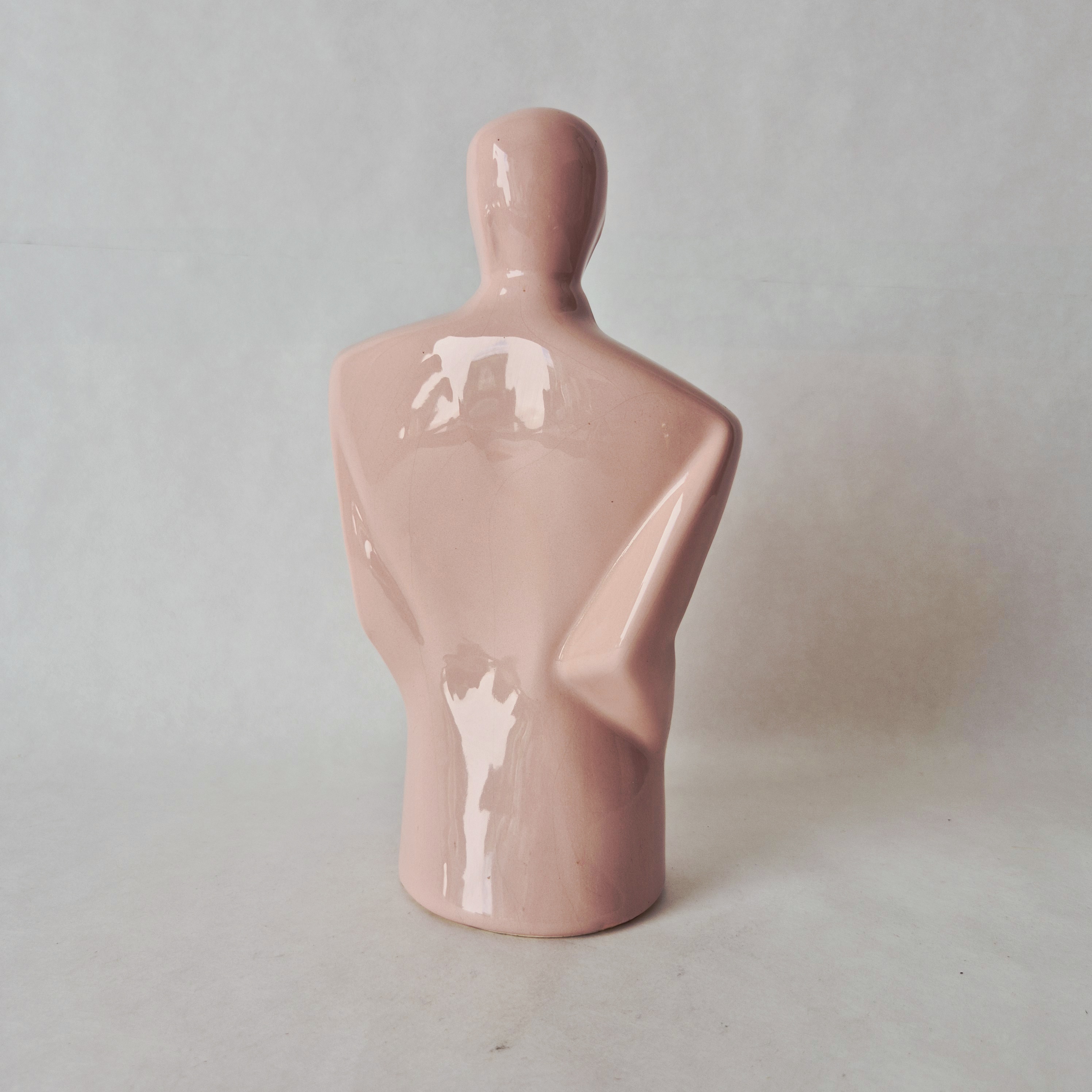 Jaren 80 keramisch beeld man roze | Vintage beeld Memphis stijl | Lindsey B Balkweill style figurine