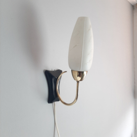 Vintage wandlamp met melkglazen kapje