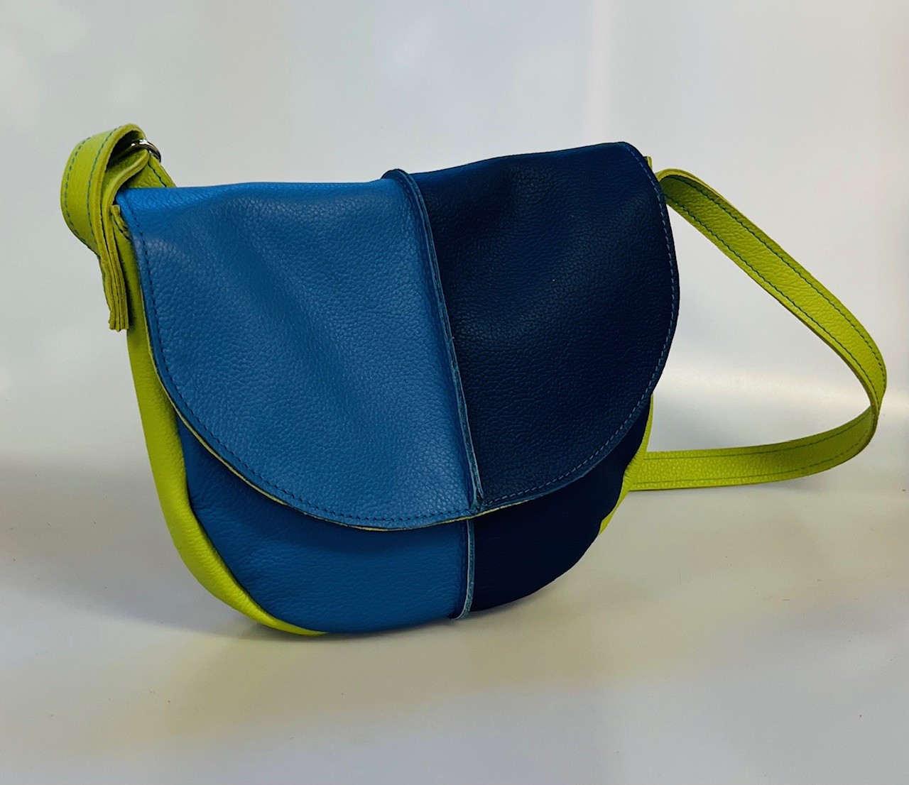 Klein schoudertasje in blauwtinten