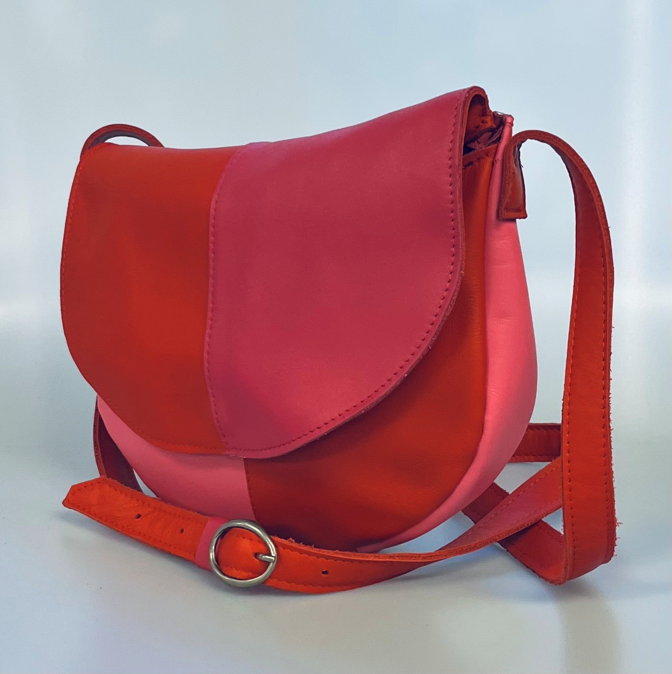 Klein schoudertasje in roze/ rood tinten