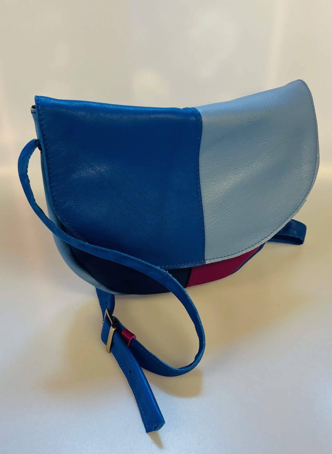 Klein schoudertasje in blauw fuchsia  tinten