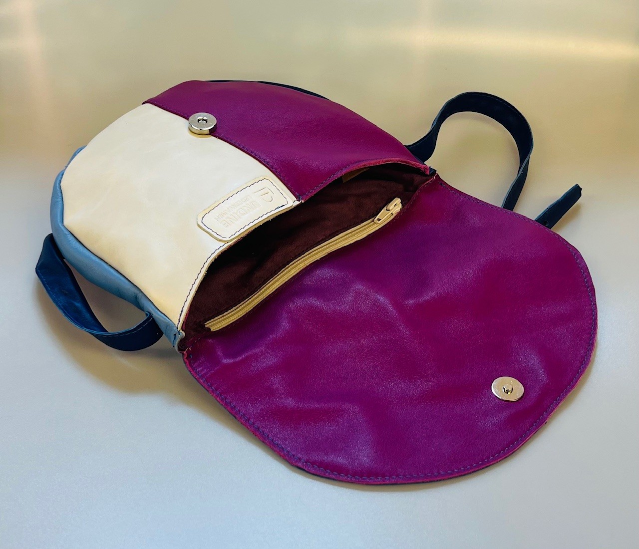 Klein schoudertasje in blauwtinten wit en fuchsia