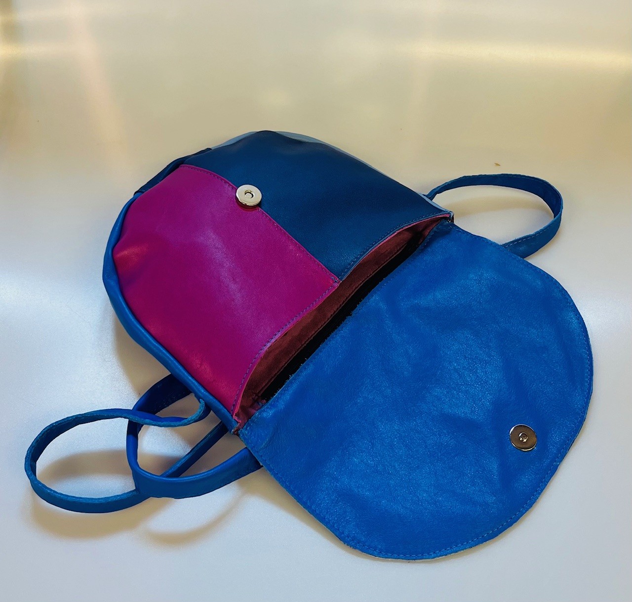 Klein schoudertasje in blauw fuchsia  tinten