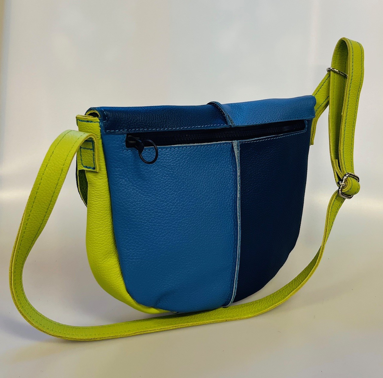 Klein schoudertasje in blauwtinten