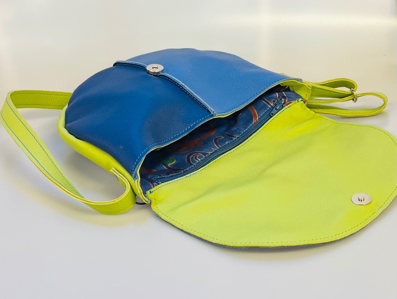 Klein schoudertasje in blauwtinten