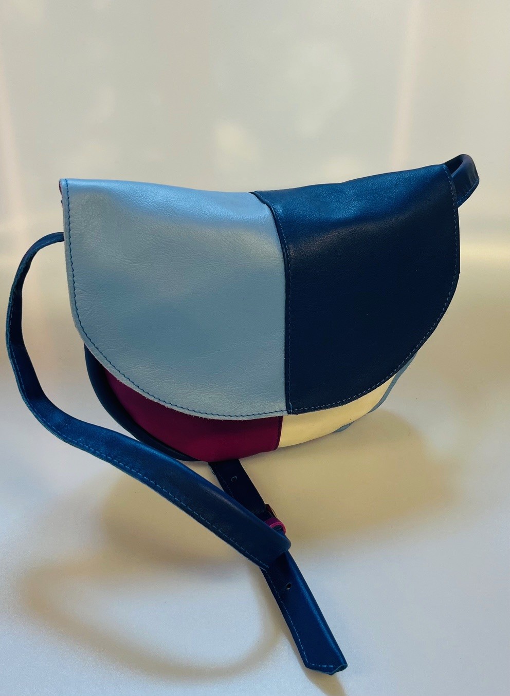 Klein schoudertasje in blauwtinten wit en fuchsia