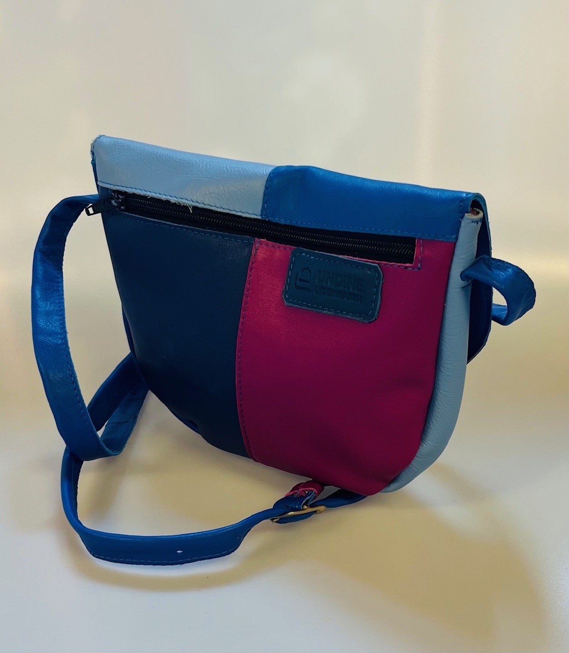 Klein schoudertasje in blauw fuchsia  tinten