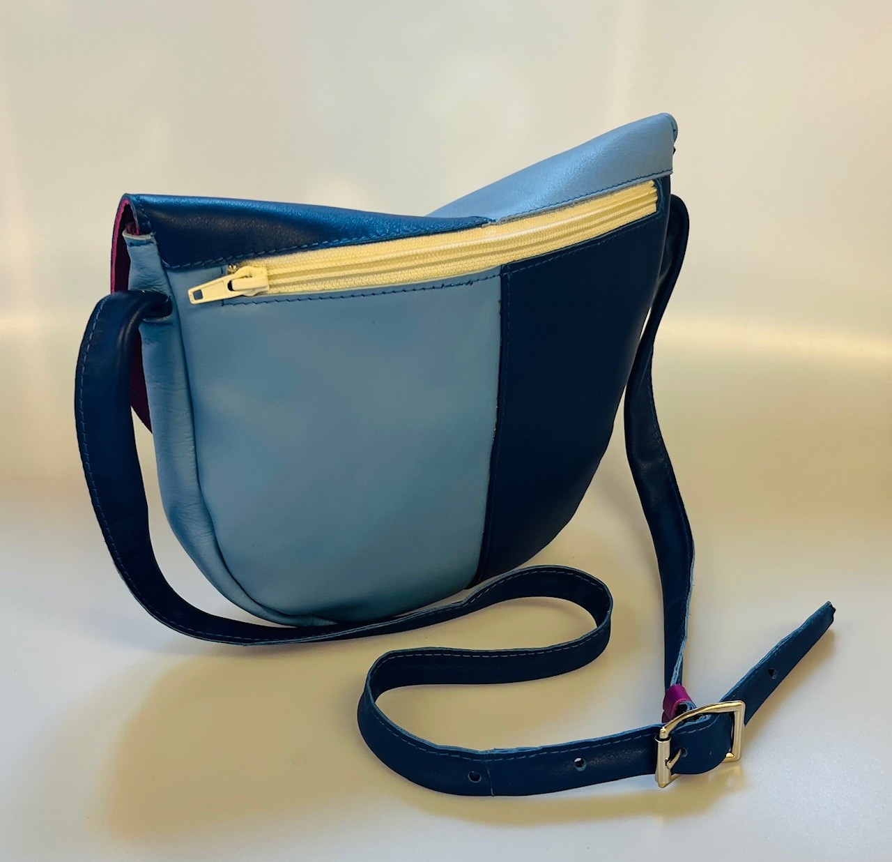 Klein schoudertasje in blauwtinten wit en fuchsia