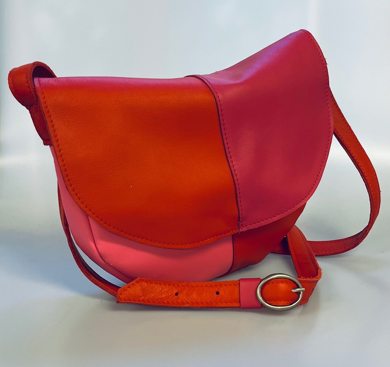 Klein schoudertasje in roze/ rood tinten