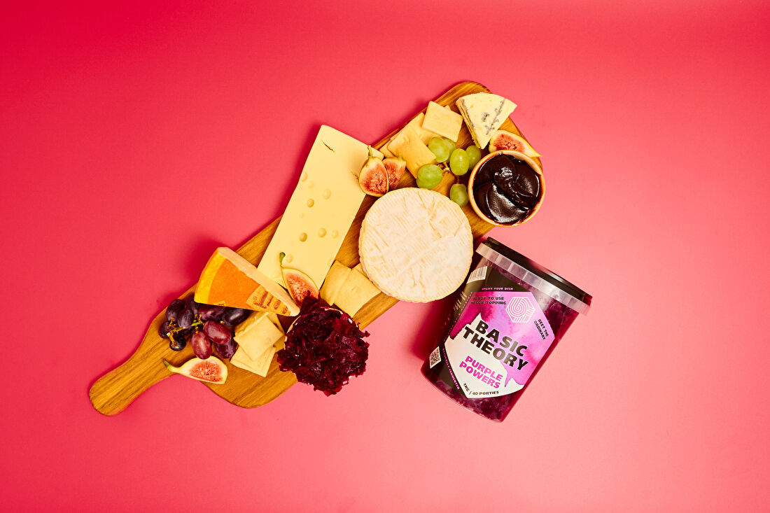 Borrelplank met kaasjes en purple powers