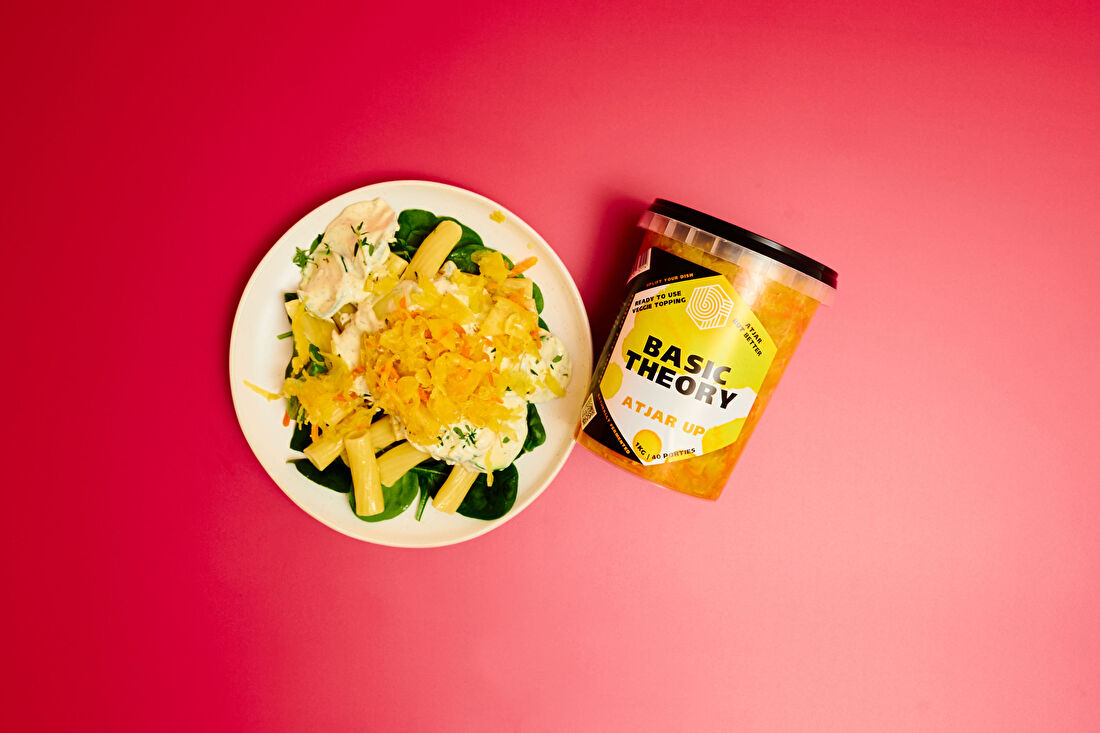 Bord met zomerse pasta met atjar up