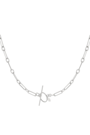 Thin link chain with round clasp