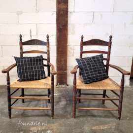 Set van 2 Antieke Stoelen met Armleuningen – Sierlijk & Uniek