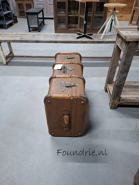 Oude bruine reiskoffer met riemen