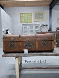 Oude bruine reiskoffer met riemen