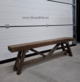 Kleine oud gemaakte bank