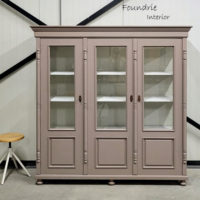 https://www.foundrie.nl/a-103841868/meubelen-furniture/vintage-vitrinekast-0106/