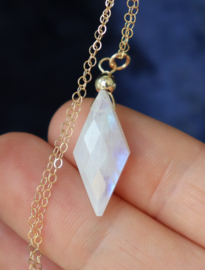 Regenboog maansteen in diamantvorm 14k gold filled gouden of 925 zilveren ketting