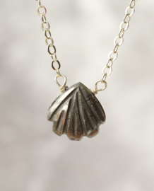 Pyriet schelp ketting gold plated