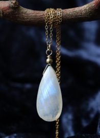 Grote hanger regenboog maansteen aan ketting, steen 14x30 mm