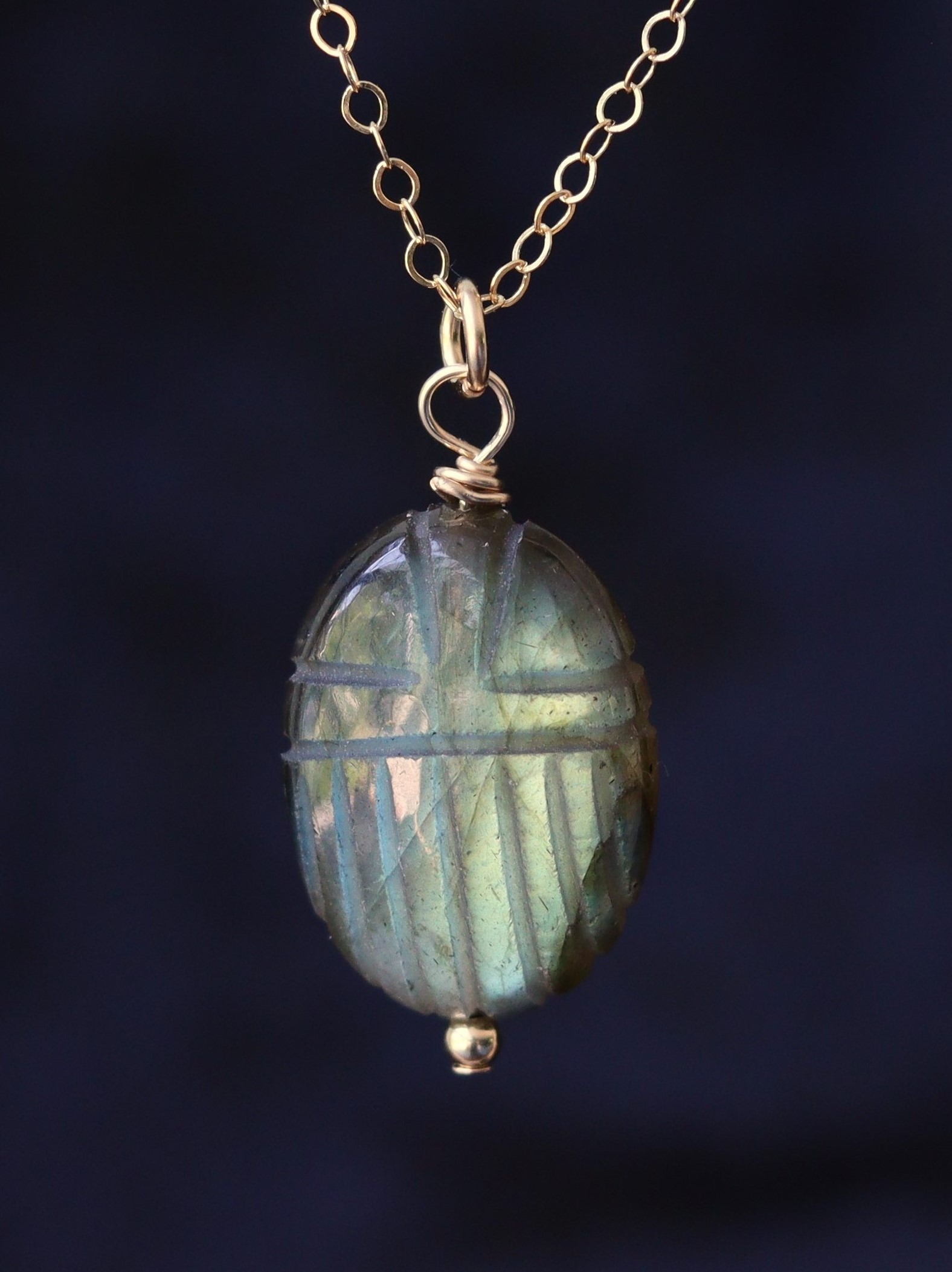 Labradoriet scarabee aan 14k gold filled gouden of 925 zilveren ketting