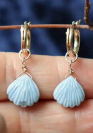 Opaal met handmade schelpvormen aan 14k gold filled creool oorbellen
