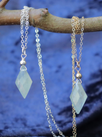 Aquamarijn in diamantvorm geslepen aan een gold filled  of 925 zilveren ketting