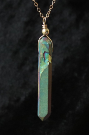 Bergkristal hanger in regeboog kleuren, aan een 14k gold filled ketting