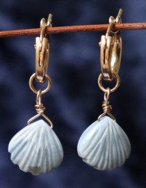 Opaal met handmade schelpvormen aan 14k gold filled creool oorbellen