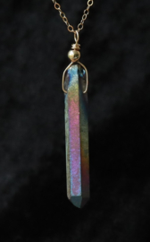 Bergkristal hanger in regeboog kleuren, aan een 14k gold filled ketting