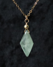 Aquamarijn in diamantvorm geslepen aan een gold filled  of 925 zilveren ketting