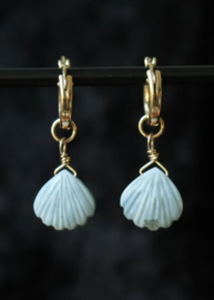 Opaal met handmade schelpvormen aan 14k gold filled creool oorbellen
