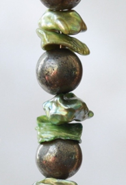 Pyriet (lucky stone)en zoetwaterparel 14k gold filled oorbellen,