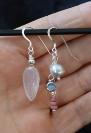 Asymmetrische 925 zilveren oorbellen met witte chalcedoon