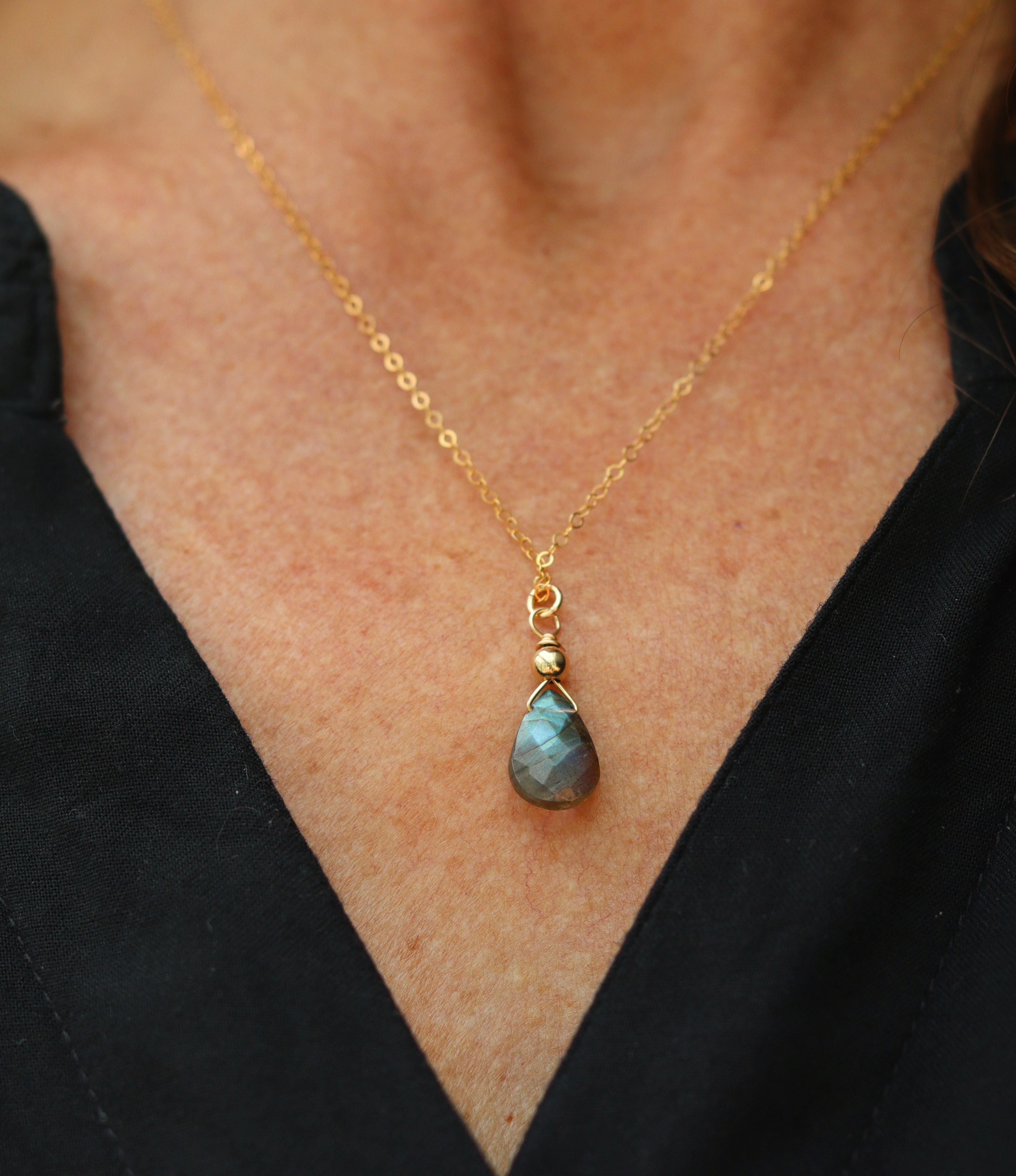 Sierlijke labradoriet aan 14k gold filled gouden  of 925 zilveren ketting
