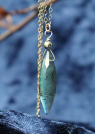 Sierlijke labradoriet hanger aan 14k gold filled of 925 zilveren ketting