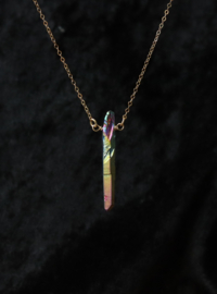 Bergkristal hanger in regeboog kleuren, aan een 14k gold filled ketting