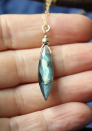 Sierlijke labradoriet hanger aan 14k gold filled of 925 zilveren ketting