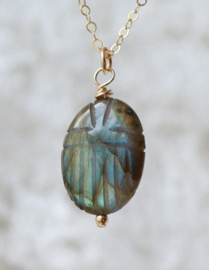 Labradoriet scarabee aan 14k gold filled gouden of 925 zilveren ketting