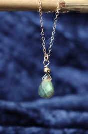 Sierlijke labradoriet aan 14k gold filled gouden  of 925 zilveren ketting
