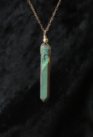 Bergkristal hanger in regeboog kleuren, aan een 14k gold filled ketting