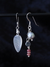 Asymmetrische 925 zilveren oorbellen met witte chalcedoon