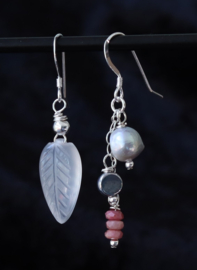 Asymmetrische 925 zilveren oorbellen met witte chalcedoon