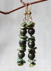 Pyriet (lucky stone)en zoetwaterparel 14k gold filled gouden oorbellen,