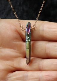 Bergkristal hanger in regeboog kleuren, aan een 14k gold filled ketting
